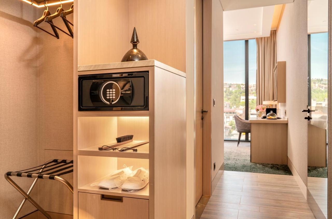Address Istanbul 호텔 외부 사진 A safe in a hotel room