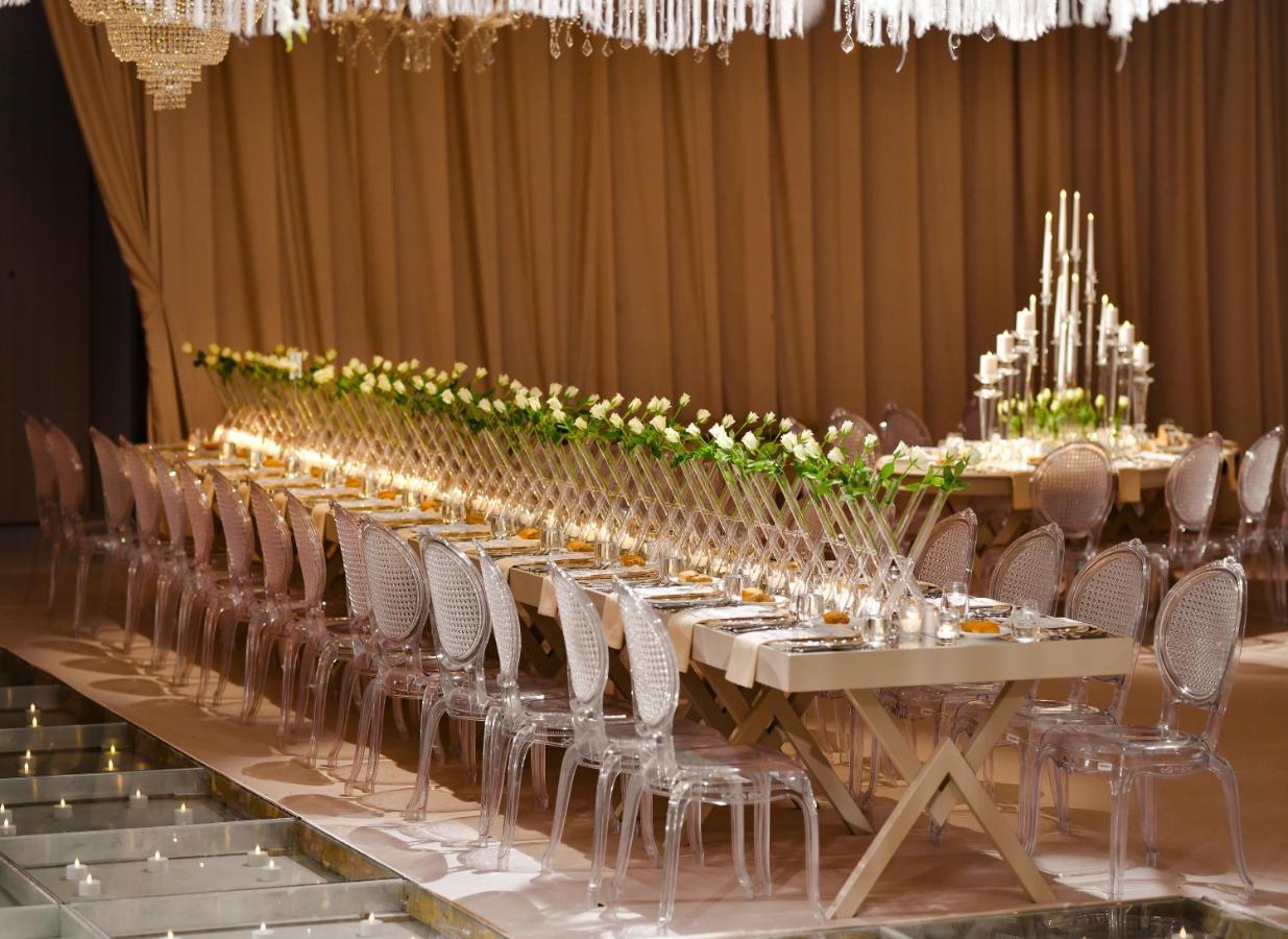Address Istanbul 호텔 외부 사진 A long table with chairs