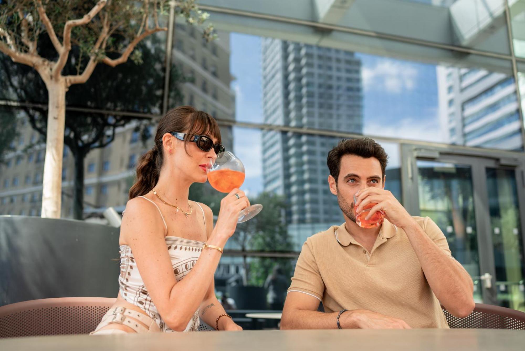 Address Istanbul 호텔 외부 사진 A couple drinking Aperol Spritz